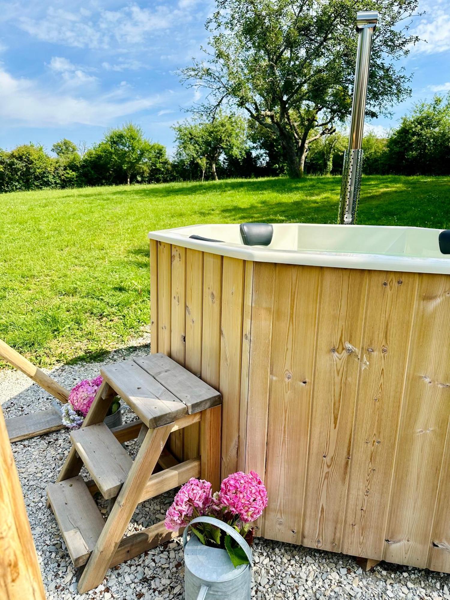 Le Pavillon, Grand Manoir Du Xviie Avec Piscine, Bain Nordique Et Acces Prive A La Charente * Alloué