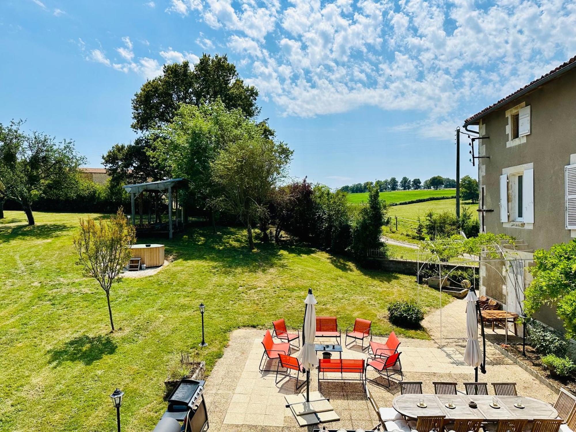 Le Pavillon, Grand Manoir Du Xviie Avec Piscine, Bain Nordique Et Acces Prive A La Charente Villa
