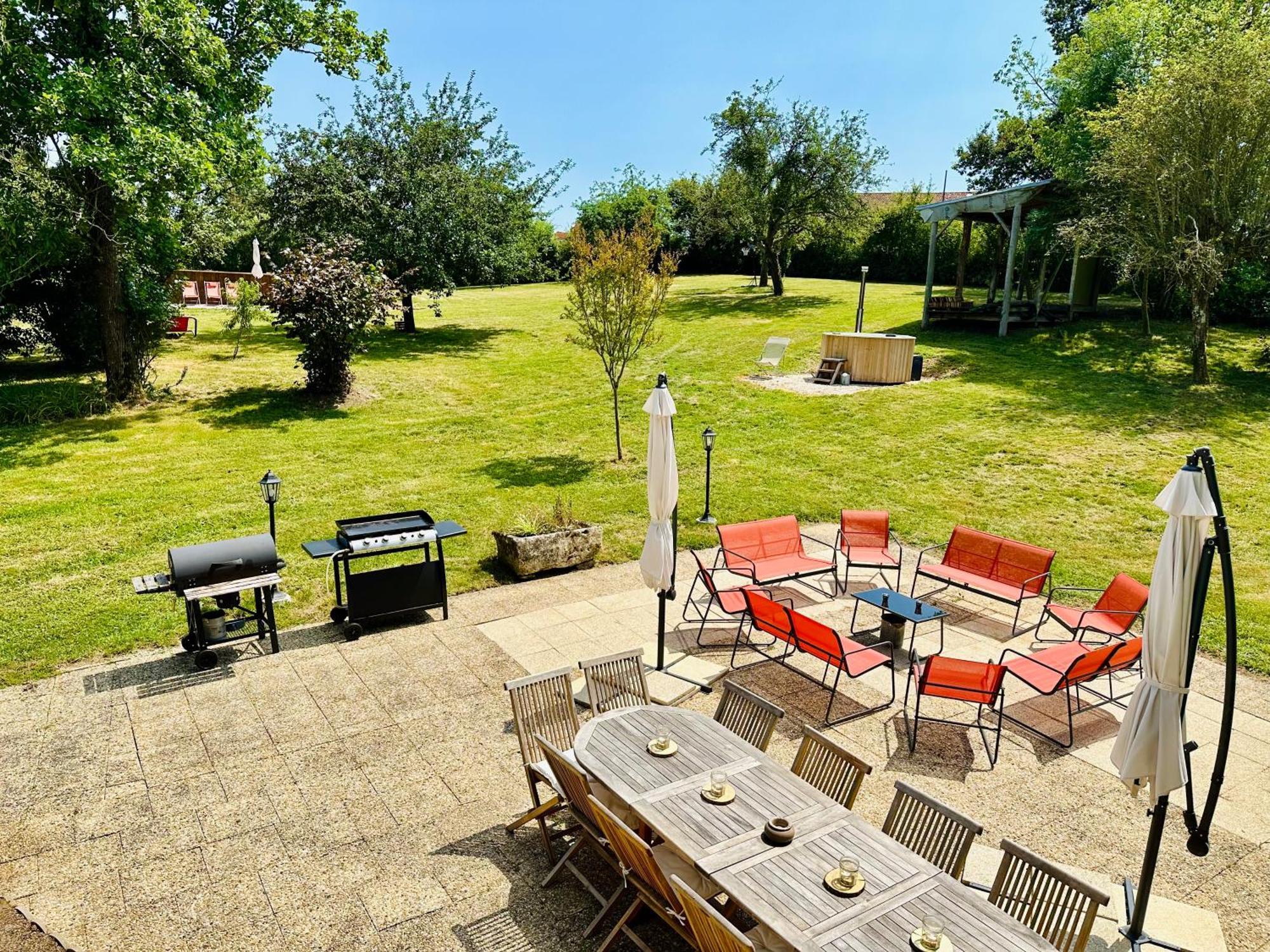 Le Pavillon, Grand Manoir Du Xviie Avec Piscine, Bain Nordique Et Acces Prive A La Charente Villa