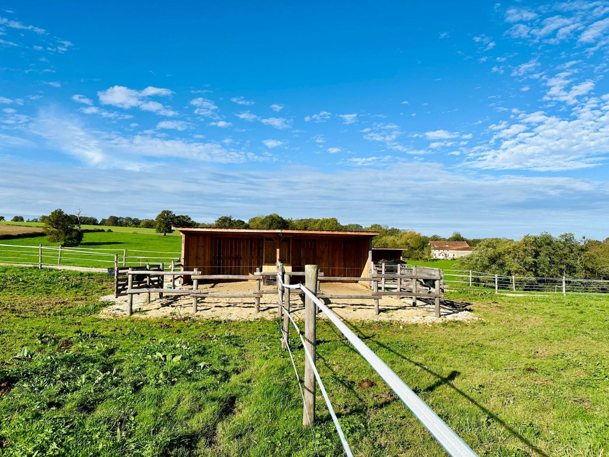 Le Pavillon, Grand Manoir Du Xviie Avec Piscine, Bain Nordique Et Acces Prive A La Charente Alloué