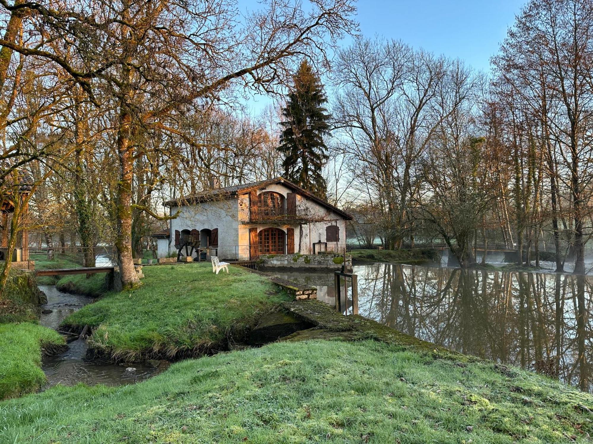 Le Pavillon, Grand Manoir Du Xviie Avec Piscine, Bain Nordique Et Acces Prive A La Charente Villa