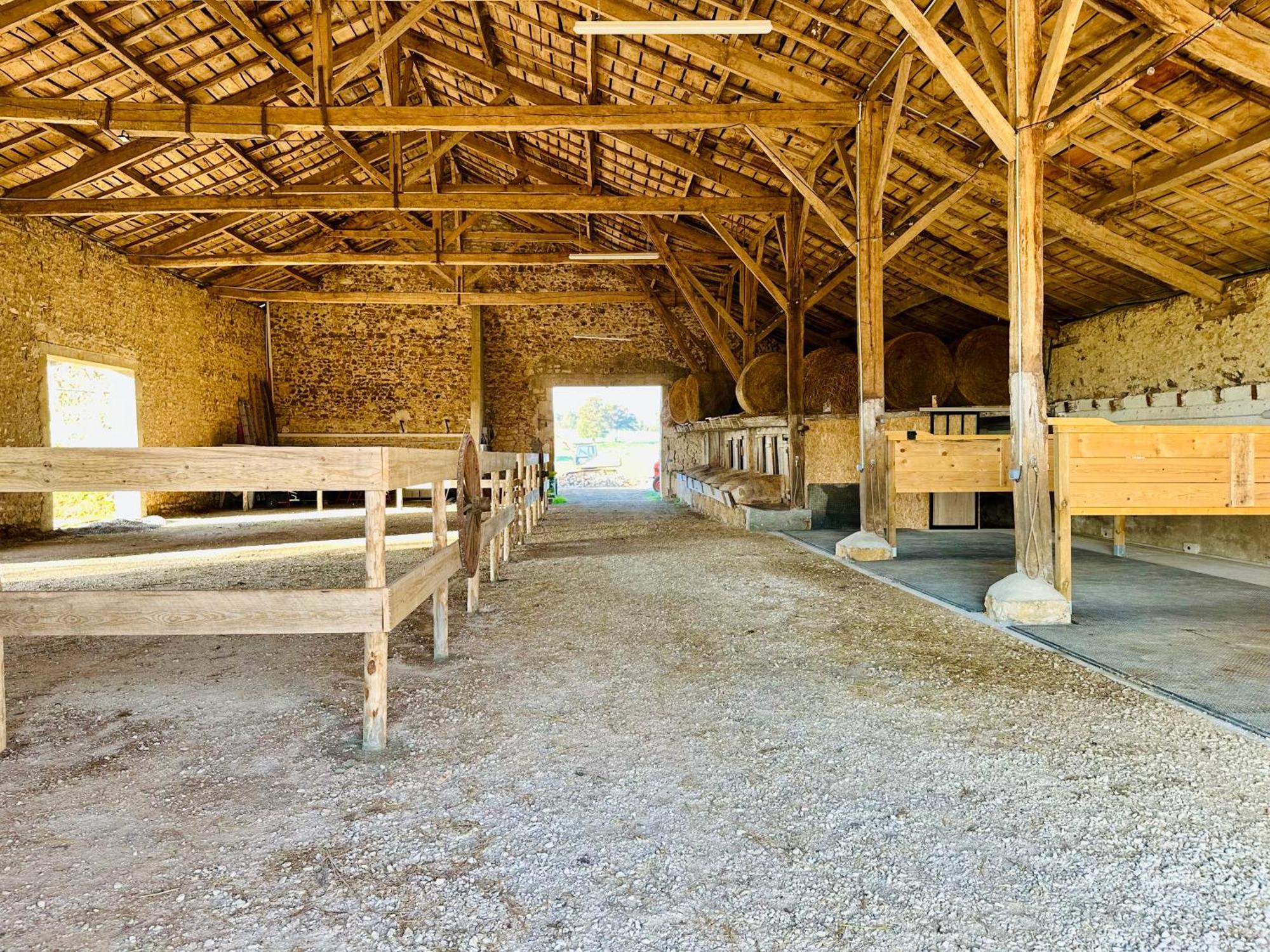 Le Pavillon, Grand Manoir Du Xviie Avec Piscine, Bain Nordique Et Acces Prive A La Charente * Alloué