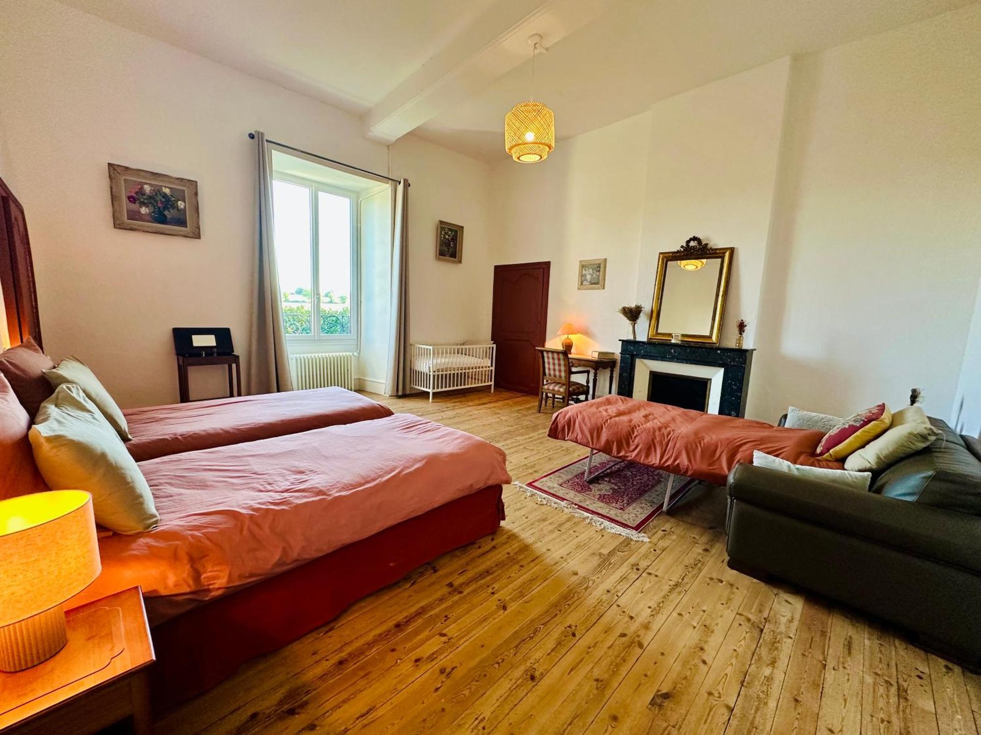 Le Pavillon, Grand Manoir Du Xviie Avec Piscine, Bain Nordique Et Acces Prive A La Charente Villa *